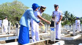 Kodaeral VIII menggelar ziarah dalam rangka memperingati HUT ke-81 TNI Angkatan Laut (TNI AL) Tahun 2026 di Taman Makam Pahlawan (TMP) Kairagi Weru, Kecamatan Paal Dua, Kota Manado, Senin (7/9/2026).