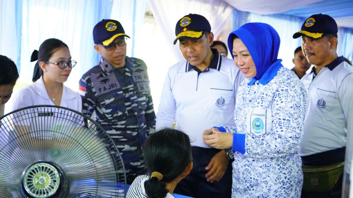 Kodaeral VIII menggelar Program Laut Bersih TNI Angkatan Laut di Pantai Karang Ria, Kota Manado, Selasa (8/9/2026).