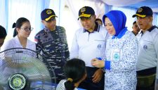 Kodaeral VIII menggelar Program Laut Bersih TNI Angkatan Laut di Pantai Karang Ria, Kota Manado, Selasa (8/9/2026).