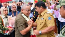 Kapolda Sulawesi Utara Brigjen Pol Yudo Hermanto, S.I.K., M.M., bersama Ketua Bhayangkari Daerah Sulawesi Utara Ny. Shinta Yudo Hermanto, tiba di Kota Manado, Selasa (8/9/2026) siang.