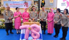 Kepolisian Daerah Sulawesi Utara menggelar syukuran dalam rangka memperingati Hari Jadi ke-78 Polisi Wanita (Polwan) Republik Indonesia, Selasa (8/9/2026), di Aula Catur Prasetya Polda Sulut.