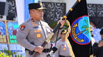 Estafet kepemimpinan di Polda Sulawesi Utara ditandai dengan penyerahan Pataka Polda Sulut Maesa’an Waya di Lapangan Presisi Mapolda Sulut, Kamis (10/9/2026) pagi.