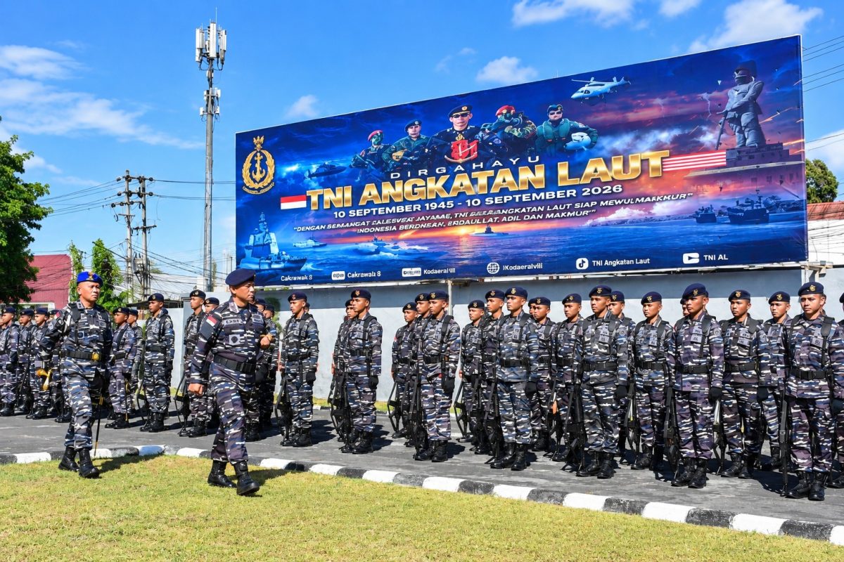Dankodaeral VIII Laksda TNI Dery Triesananto Suhendi memimpin Apel Siaga Hari Jadi ke-81 TNI Angkatan Laut (TNI AL) Tahun 2026.
