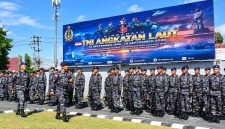 Dankodaeral VIII Laksda TNI Dery Triesananto Suhendi memimpin Apel Siaga Hari Jadi ke-81 TNI Angkatan Laut (TNI AL) Tahun 2026.