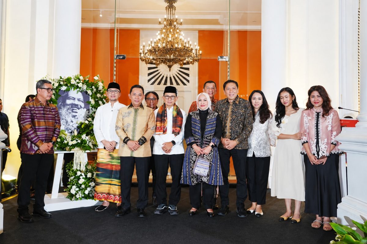 Kapolri Jenderal Polisi Listyo Sigit Prabowo menghadiri pembukaan pameran karya seni Nasirun bertajuk “Bersimpuh di Kaki Para Guru” di Galeri Nasional Indonesia, Jakarta Pusat, Sabtu (12/9/2026) malam.