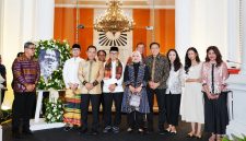 Kapolri Jenderal Polisi Listyo Sigit Prabowo menghadiri pembukaan pameran karya seni Nasirun bertajuk “Bersimpuh di Kaki Para Guru” di Galeri Nasional Indonesia, Jakarta Pusat, Sabtu (12/9/2026) malam.