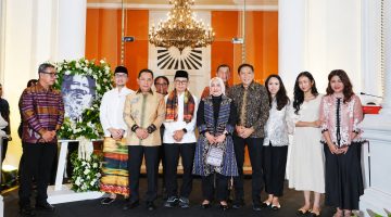 Kapolri Jenderal Polisi Listyo Sigit Prabowo menghadiri pembukaan pameran karya seni Nasirun bertajuk “Bersimpuh di Kaki Para Guru” di Galeri Nasional Indonesia, Jakarta Pusat, Sabtu (12/9/2026) malam.