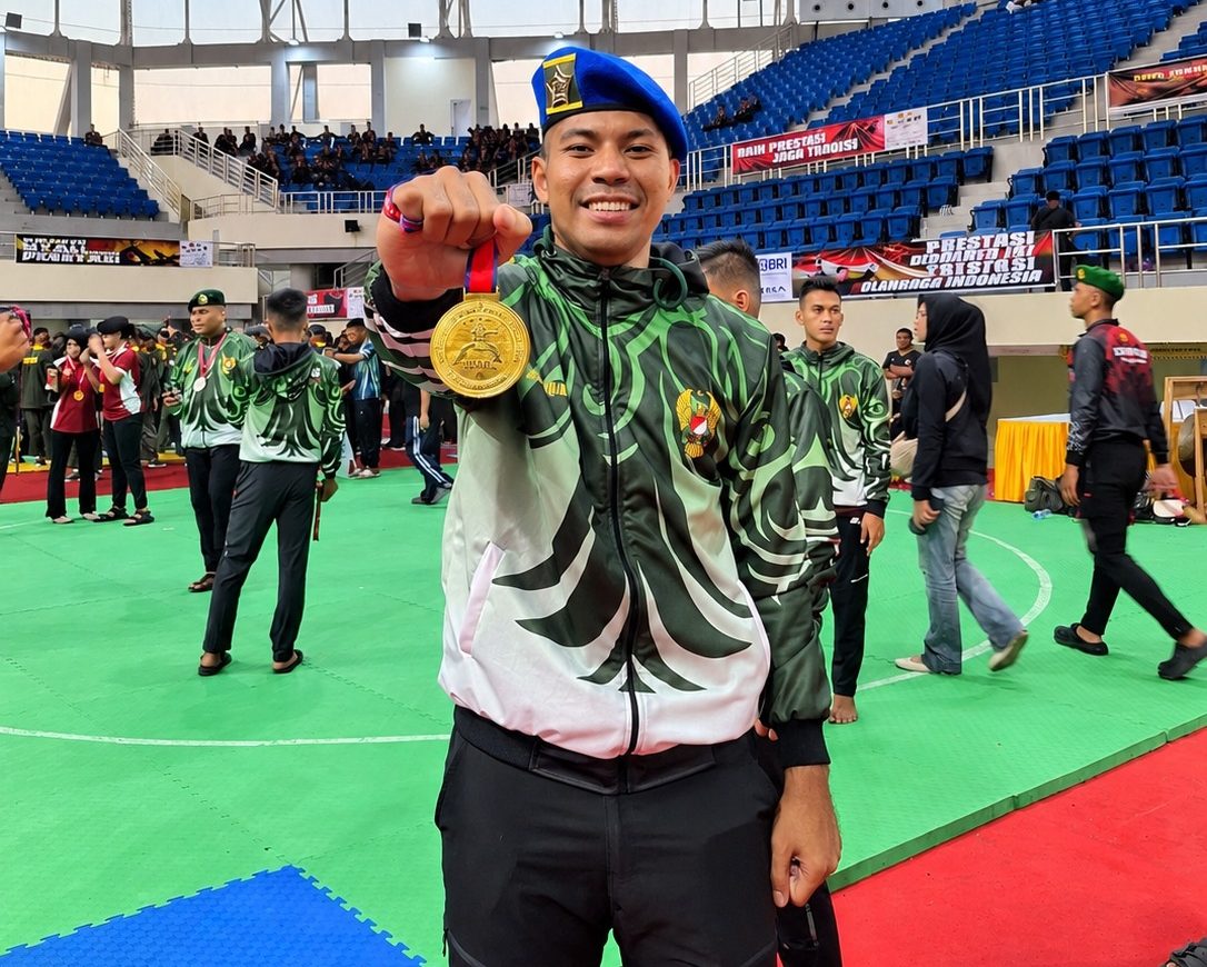 Pratu Sulasmin Ali Marisa dari Pomdam XIII/Merdeka berhasil meraih medali emas pada Open Tournament Pencak Silat Kejurnas Piala Panglima TNI di GOR Manahan, Kota Solo, Jawa Tengah, Senin (14/9/2026).