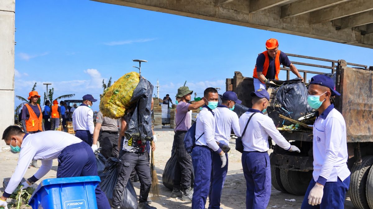 HUT ke-81 TNI Tahun 2026, sekitar 200 personel gabungan menggelar aksi pembersihan di Pasar Bersihati Manado, Selasa (15/9/2026).