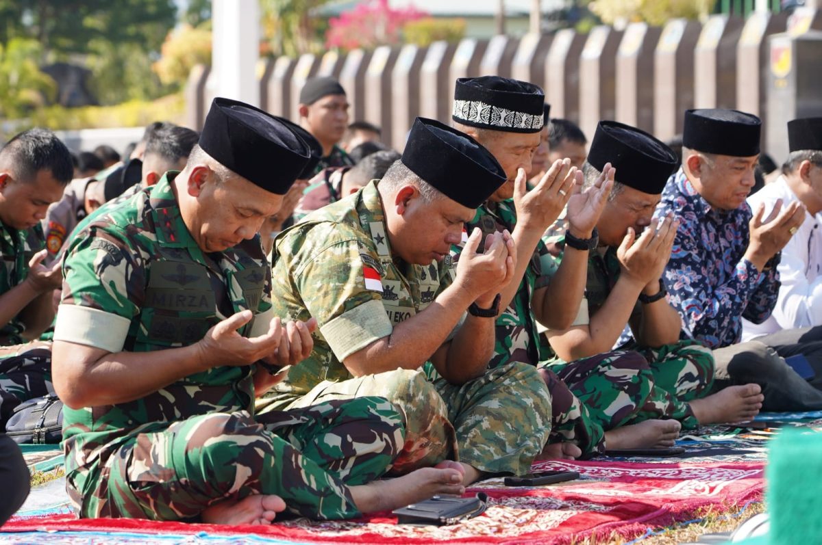 Pangdam XIII/Merdeka Mayjen TNI Mirza Agus, S.I.P., bersama keluarga besar Kodam XIII/Merdeka melaksanakan Salat Istisqa di Makodam XIII/Merdeka, Selasa (15/9/2026) pagi.