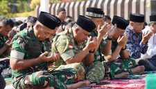 Pangdam XIII/Merdeka Mayjen TNI Mirza Agus, S.I.P., bersama keluarga besar Kodam XIII/Merdeka melaksanakan Salat Istisqa di Makodam XIII/Merdeka, Selasa (15/9/2026) pagi.