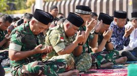 Pangdam XIII/Merdeka Mayjen TNI Mirza Agus, S.I.P., bersama keluarga besar Kodam XIII/Merdeka melaksanakan Salat Istisqa di Makodam XIII/Merdeka, Selasa (15/9/2026) pagi.
