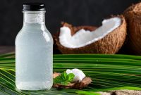 Air kelapa dikenal sebagai minuman alami yang menyegarkan dan sering dikonsumsi untuk membantu memenuhi kebutuhan cairan tubuh.