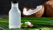 Air kelapa dikenal sebagai minuman alami yang menyegarkan dan sering dikonsumsi untuk membantu memenuhi kebutuhan cairan tubuh.