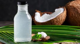 Air kelapa dikenal sebagai minuman alami yang menyegarkan dan sering dikonsumsi untuk membantu memenuhi kebutuhan cairan tubuh.