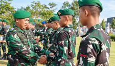 20 prajurit berprestasi Kodam XIII/Merdeka di bidang Karate dan Pencak Silat menerima penghargaan dari Pangdam XIII/Merdeka Mayjen TNI Mirza Agus, S.I.P.