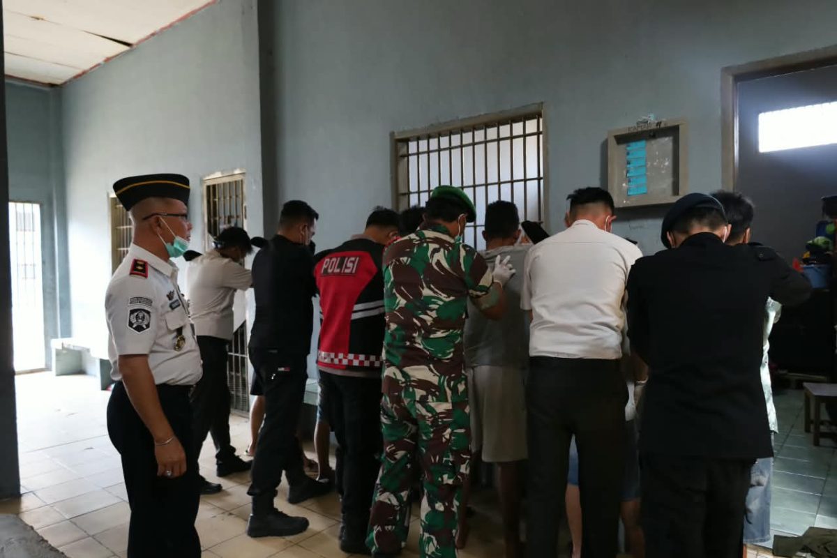 Lembaga Pemasyarakatan (Lapas) Kelas III Amurang menggelar razia gabungan dan tes urine terhadap Warga Binaan Pemasyarakatan (WBP) serta pegawai.