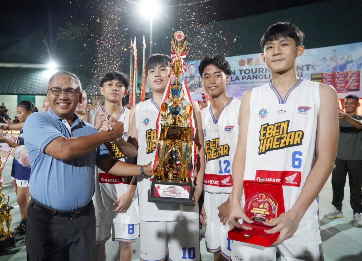 Pangdam XIII/Merdeka Mayjen TNI Mirza Agus, S.I.P., menutup Open Tournament Bola Basket Piala Panglima TNI 2026 di Lapangan Basket Ajendam XIII/Merdeka, Sario, Manado, Sabtu (19/9/2026).