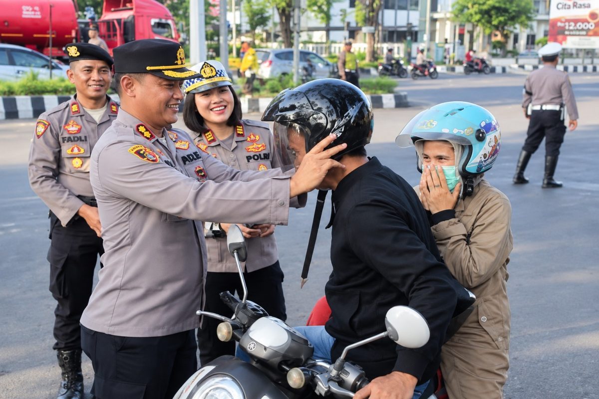Polres Bitung membagikan helm gratis dan sembako kepada masyarakat pengguna jalan di Kawasan Tertib Lalu Lintas (KTL), tepatnya di depan Mapolsek Maesa, Jumat (18/9/2026).
