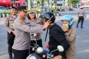 Polres Bitung membagikan helm gratis dan sembako kepada masyarakat pengguna jalan di Kawasan Tertib Lalu Lintas (KTL), tepatnya di depan Mapolsek Maesa, Jumat (18/9/2026).