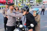 Polres Bitung membagikan helm gratis dan sembako kepada masyarakat pengguna jalan di Kawasan Tertib Lalu Lintas (KTL), tepatnya di depan Mapolsek Maesa, Jumat (18/9/2026).