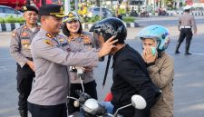 Polres Bitung membagikan helm gratis dan sembako kepada masyarakat pengguna jalan di Kawasan Tertib Lalu Lintas (KTL), tepatnya di depan Mapolsek Maesa, Jumat (18/9/2026).