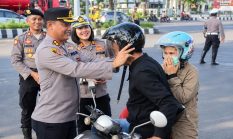 Polres Bitung Bagikan Helm Gratis, Pengendara Diingatkan Utamakan Keselamatan