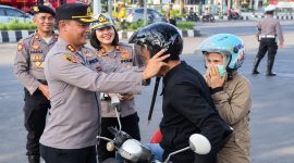 Polres Bitung membagikan helm gratis dan sembako kepada masyarakat pengguna jalan di Kawasan Tertib Lalu Lintas (KTL), tepatnya di depan Mapolsek Maesa, Jumat (18/9/2026).