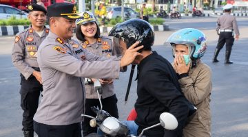 Polres Bitung membagikan helm gratis dan sembako kepada masyarakat pengguna jalan di Kawasan Tertib Lalu Lintas (KTL), tepatnya di depan Mapolsek Maesa, Jumat (18/9/2026).