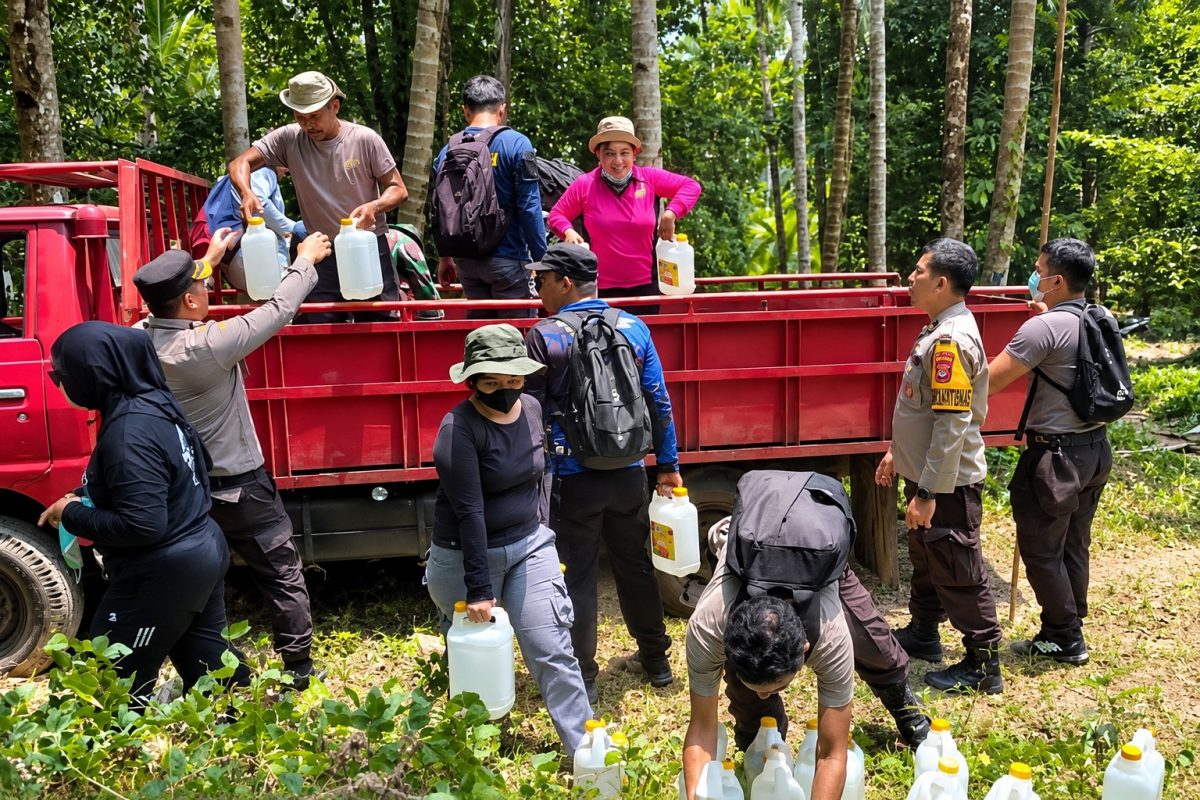 Penanganan kebakaran hutan dan lahan (karhutla) di kawasan lereng Gunung Awu, Kabupaten Kepulauan Sangihe, terus dilakukan bersama oleh kepolisian, masyarakat dan relawan.
