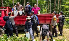 Karhutla Gunung Awu Dipantau, Kapolres Sangihe Turun Bantu Angkut Air