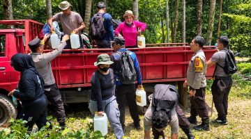 Penanganan kebakaran hutan dan lahan (karhutla) di kawasan lereng Gunung Awu, Kabupaten Kepulauan Sangihe, terus dilakukan bersama oleh kepolisian, masyarakat dan relawan.