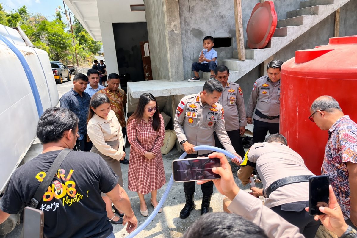 Polres Kepulauan Sitaro menyalurkan 7.000 liter air bersih kepada masyarakat Kampung Dompase, Kecamatan Siau Tengah, Kabupaten Kepulauan Sitaro, Minggu (20/9/2026).