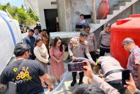 Polres Kepulauan Sitaro menyalurkan 7.000 liter air bersih kepada masyarakat Kampung Dompase, Kecamatan Siau Tengah, Kabupaten Kepulauan Sitaro, Minggu (20/9/2026).