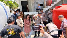 Polres Kepulauan Sitaro menyalurkan 7.000 liter air bersih kepada masyarakat Kampung Dompase, Kecamatan Siau Tengah, Kabupaten Kepulauan Sitaro, Minggu (20/9/2026).