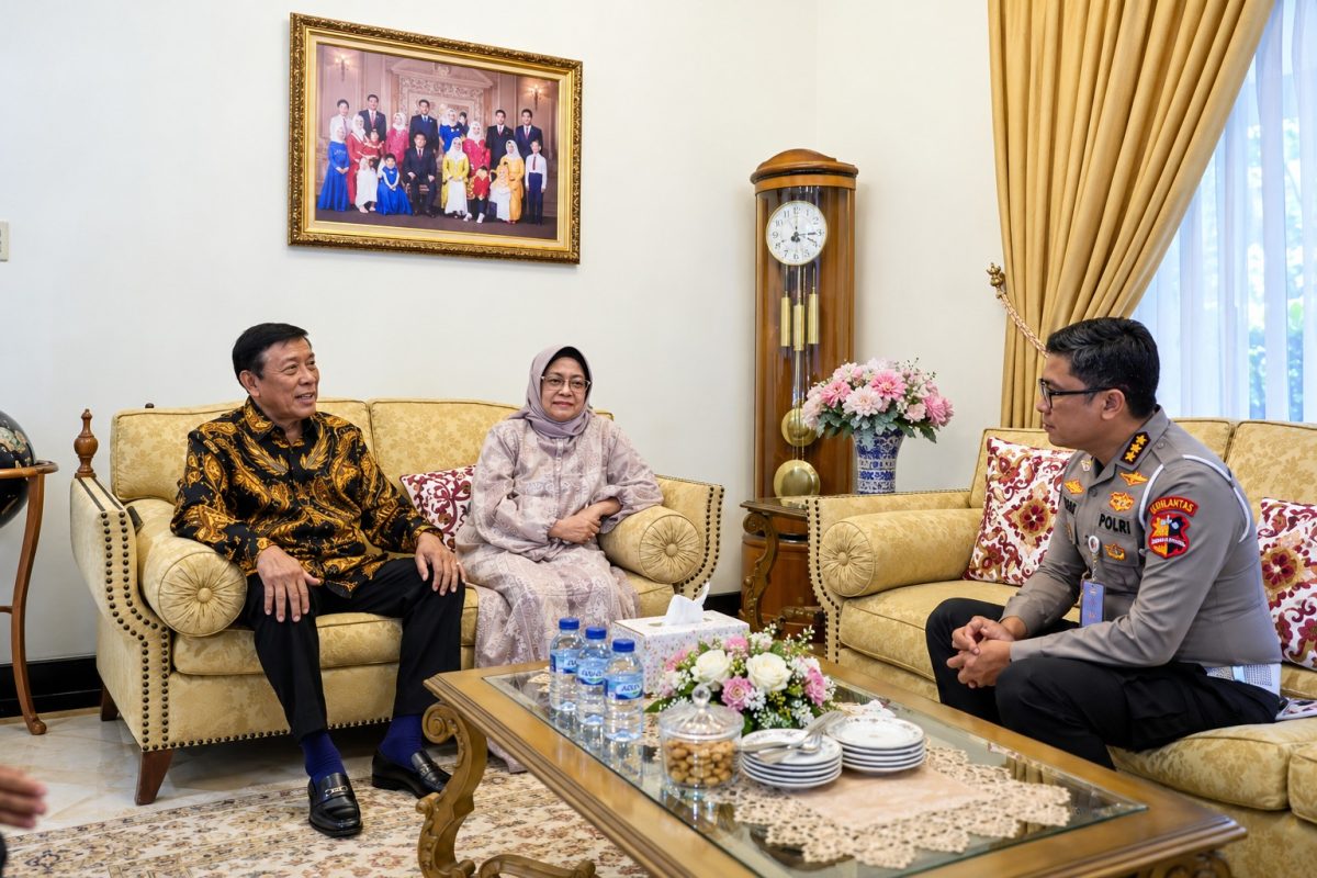 Korps Lalu Lintas (Korlantas) Polri menggelar anjangsana ke kediaman Irjen Pol (Purn) Drs. Heru Susanto di kawasan Pondok Pinang, Jakarta Selatan, Senin (21/9/2026).