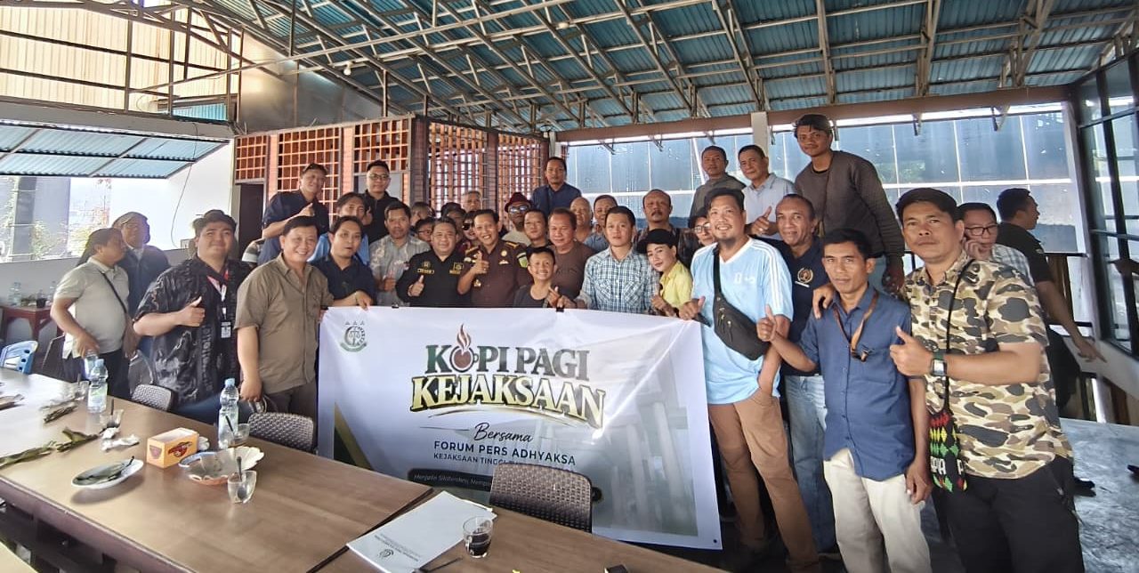 Asisten Intelijen Kejaksaan Tinggi Sulawesi Utara (Kejati Sulut), Eri Yudianto, S.H., M.H., bersama Forum Pers Adhyaksa di salah satu warung kopi (Warkop) kawasan Megamas Manado, Rabu (23/9/2026).
