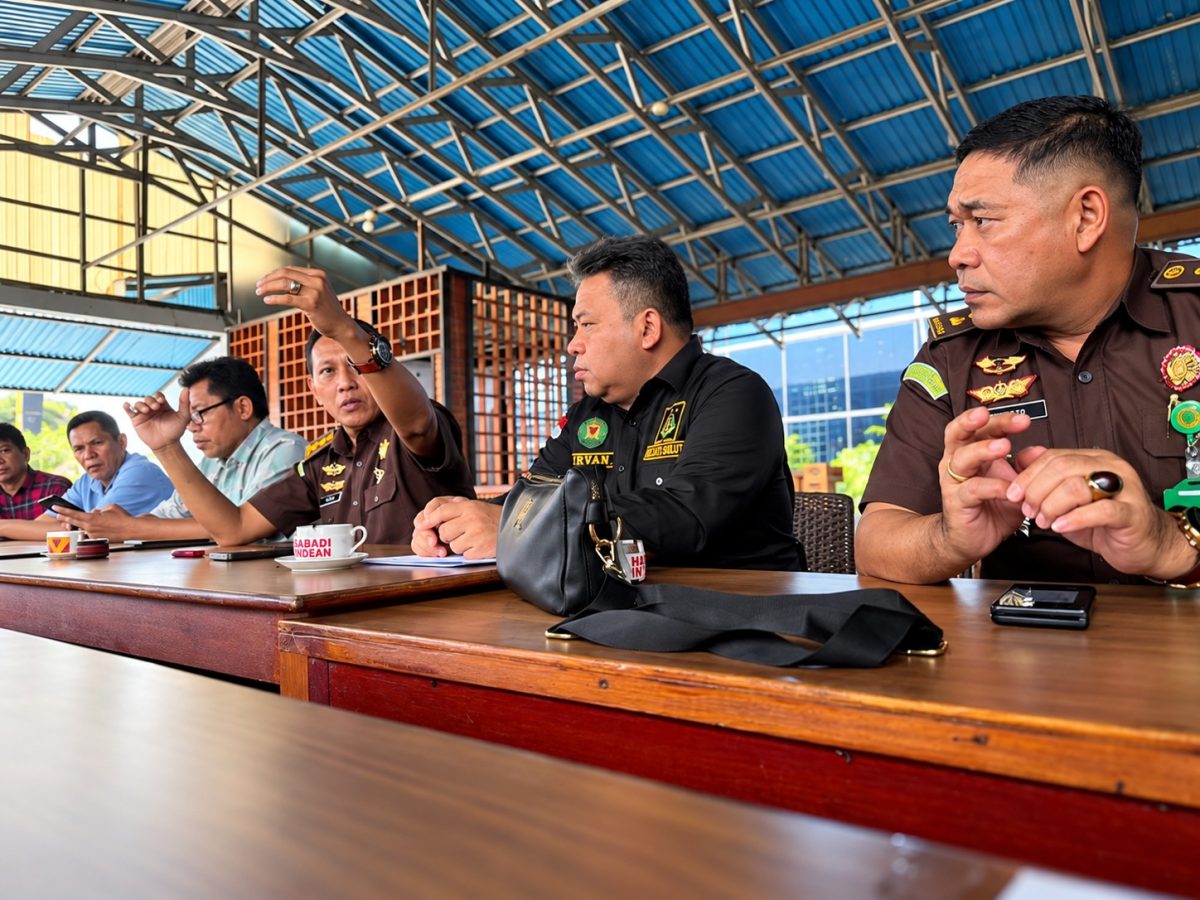 Suasana santai terlihat dalam kegiatan Kopi Pagi yang digelar Asisten Intelijen Kejaksaan Tinggi Sulawesi Utara (Kejati Sulut), Eri Yudianto, S.H., M.H., bersama Forum Pers Adhyaksa di salah satu warung kopi (Warkop) kawasan Megamas Manado, Rabu 23/9.(Foto:Yudi/Pilar)