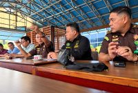 Suasana santai terlihat dalam kegiatan Kopi Pagi yang digelar Asisten Intelijen Kejaksaan Tinggi Sulawesi Utara (Kejati Sulut), Eri Yudianto, S.H., M.H., bersama Forum Pers Adhyaksa di salah satu warung kopi (Warkop) kawasan Megamas Manado, Rabu 23/9.(Foto:Yudi/Pilar)