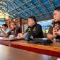 Suasana santai terlihat dalam kegiatan Kopi Pagi yang digelar Asisten Intelijen Kejaksaan Tinggi Sulawesi Utara (Kejati Sulut), Eri Yudianto, S.H., M.H., bersama Forum Pers Adhyaksa di salah satu warung kopi (Warkop) kawasan Megamas Manado, Rabu 23/9.(Foto:Yudi/Pilar)
