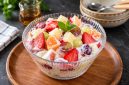 Salad buah atau smoothie menjadi cara praktis untuk mengonsumsi berbagai jenis buah sekaligus.