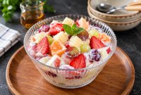 Salad buah atau smoothie menjadi cara praktis untuk mengonsumsi berbagai jenis buah sekaligus.