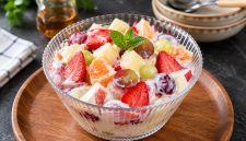 Salad buah atau smoothie menjadi cara praktis untuk mengonsumsi berbagai jenis buah sekaligus.
