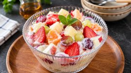 Salad buah atau smoothie menjadi cara praktis untuk mengonsumsi berbagai jenis buah sekaligus.