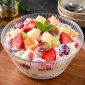 Salad buah atau smoothie menjadi cara praktis untuk mengonsumsi berbagai jenis buah sekaligus.