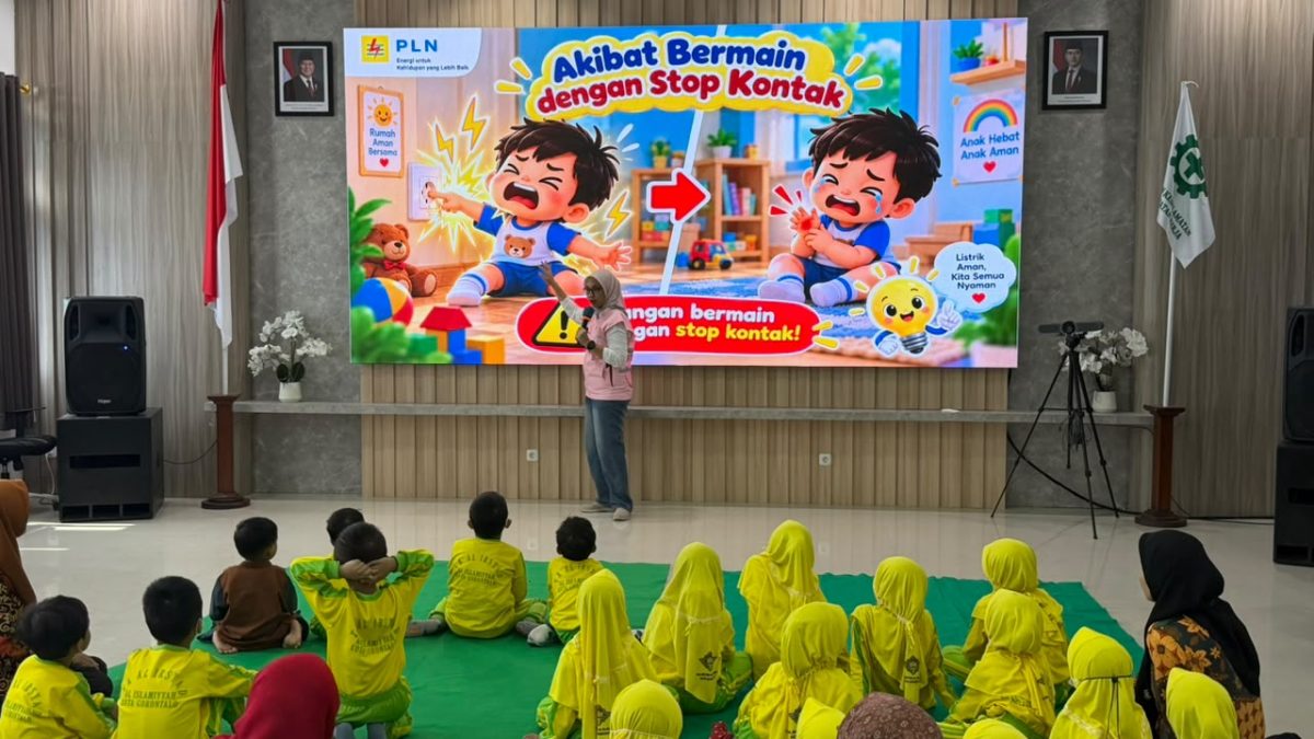 PLN UP3 Gorontalo mengedukasi 23 siswa TK Al-Irsyad tentang keselamatan listrik, bahaya jaringan listrik dan penggunaan PLN Mobile.