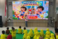 PLN UP3 Gorontalo mengedukasi 23 siswa TK Al-Irsyad tentang keselamatan listrik, bahaya jaringan listrik dan penggunaan PLN Mobile.