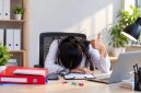 Tren ‘office ageing’ ramai dibahas pekerja China. Keluhan meliputi kulit kusam, mata lelah hingga efek lingkungan kantor dan duduk terlalu lama.