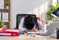 Tren ‘office ageing’ ramai dibahas pekerja China. Keluhan meliputi kulit kusam, mata lelah hingga efek lingkungan kantor dan duduk terlalu lama.