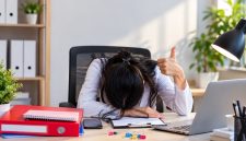 Tren ‘office ageing’ ramai dibahas pekerja China. Keluhan meliputi kulit kusam, mata lelah hingga efek lingkungan kantor dan duduk terlalu lama.